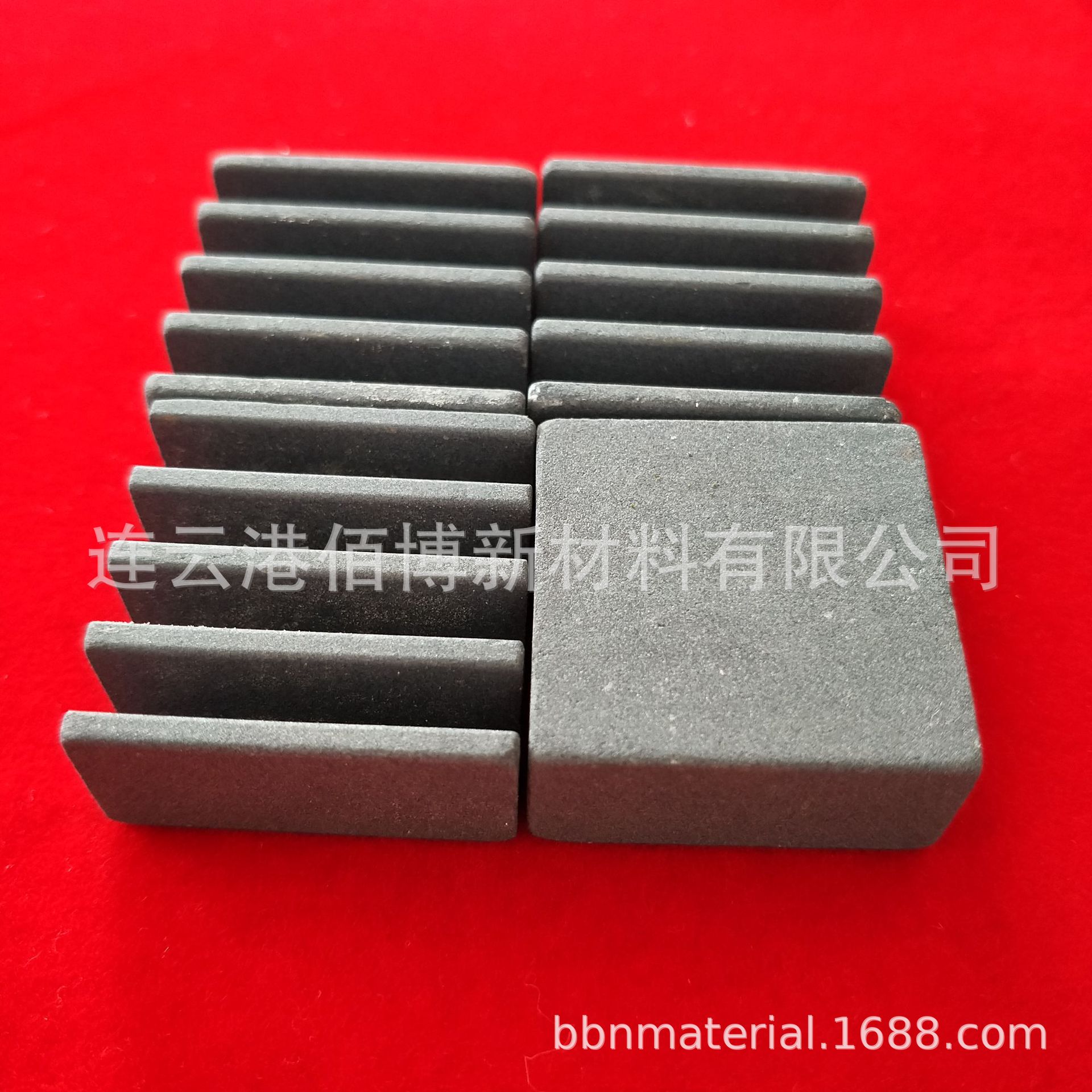 碳化硅微孔陶瓷散热片电子IC高频元件散热绝缘陶瓷块凹槽散热器