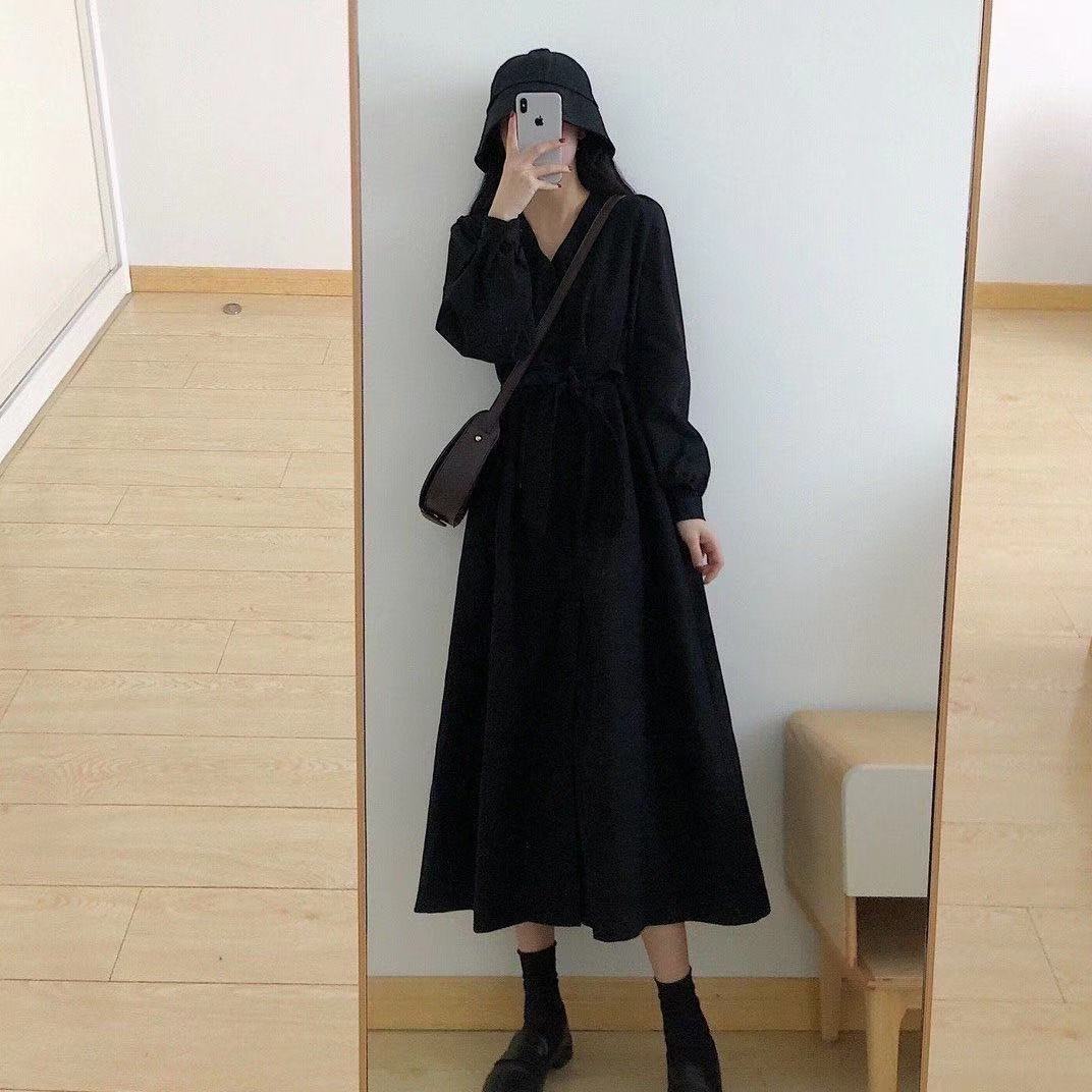 包邮黑色灯芯绒连衣裙秋冬女复古长袖长款过膝气质V领赫本风小黑