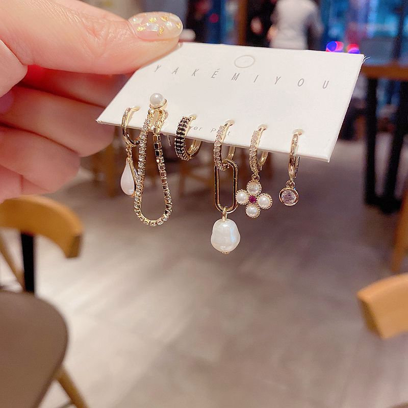 Retro Diamond Imitation Baroque Pearl Earrings Set display picture 4