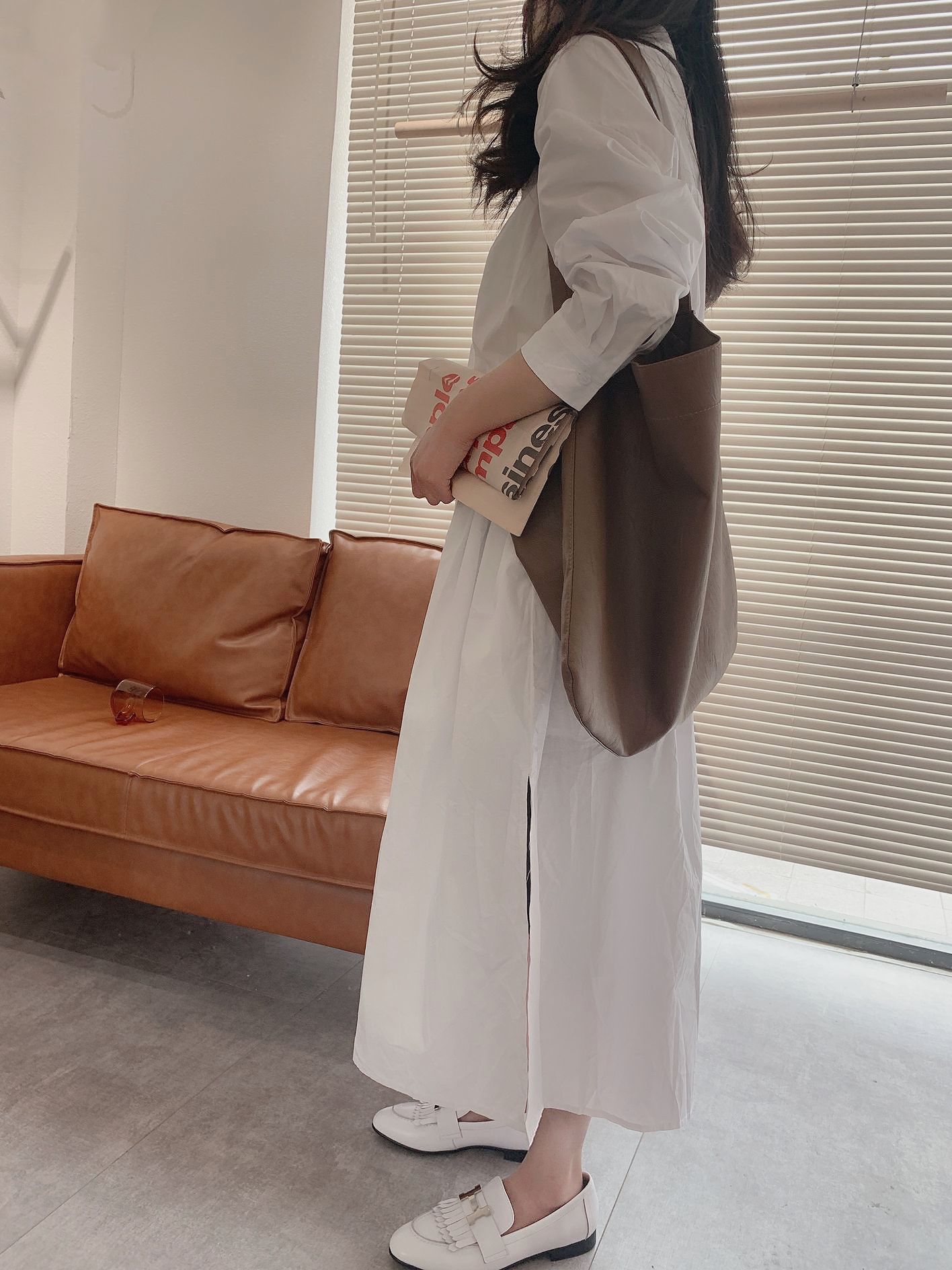 模特穿着白色连衣裙背着包包背景图片下载 - 觅知网