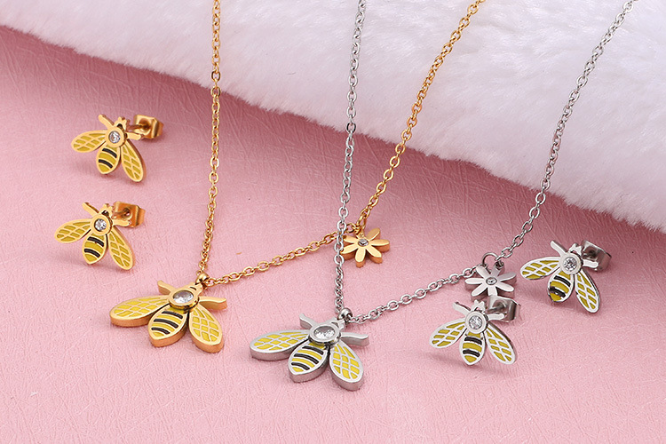 Kalen Ornament New Fashion Popular Titanium Steel Bee Clavicle Women Necklace Animal Accessories Set