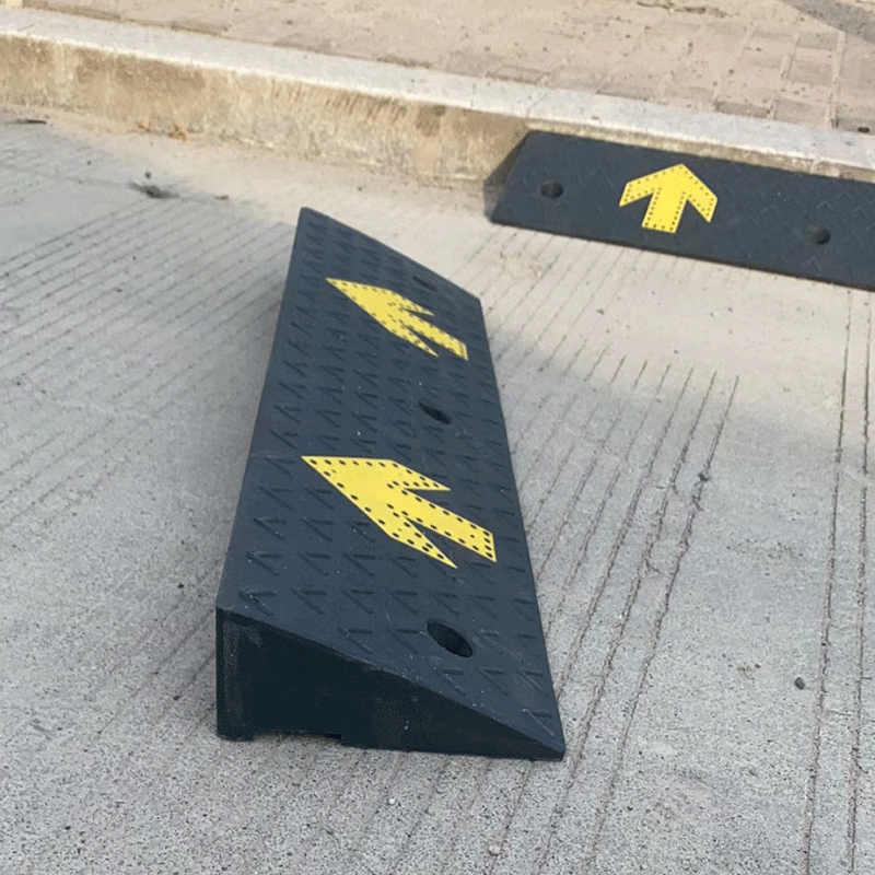 大量供应 橡胶路沿坡橡塑汽车上坡垫 马路牙子上坡台阶垫