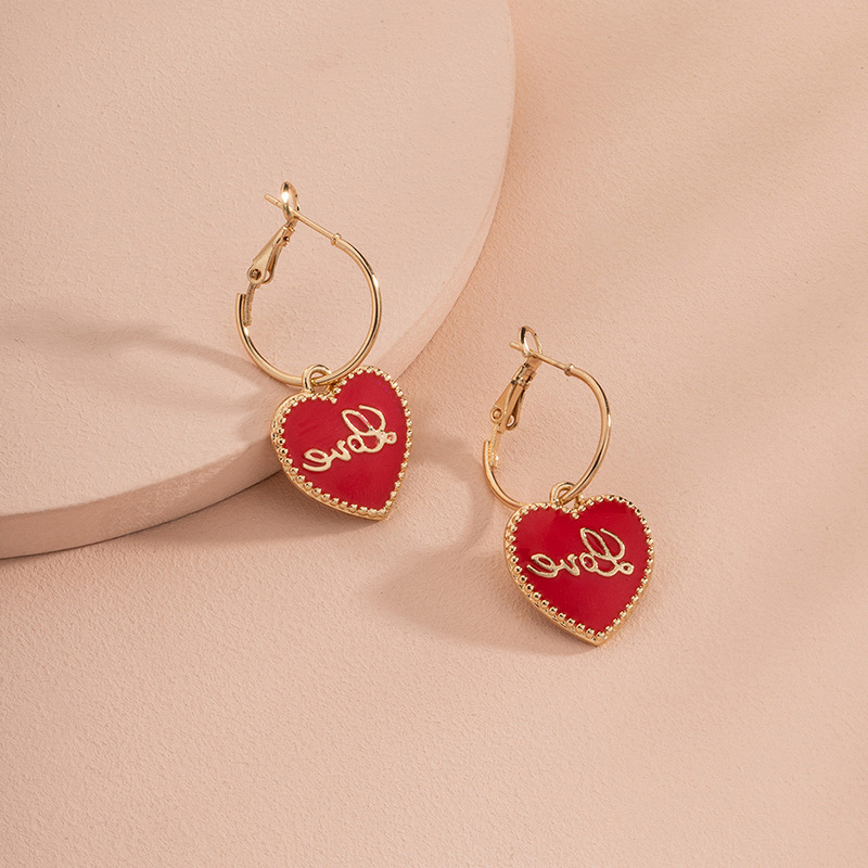 Mode Coréenne Lettre D'amour Rouge Doux Boucles D'oreilles En Alliage De Femmes Simples En Gros display picture 2