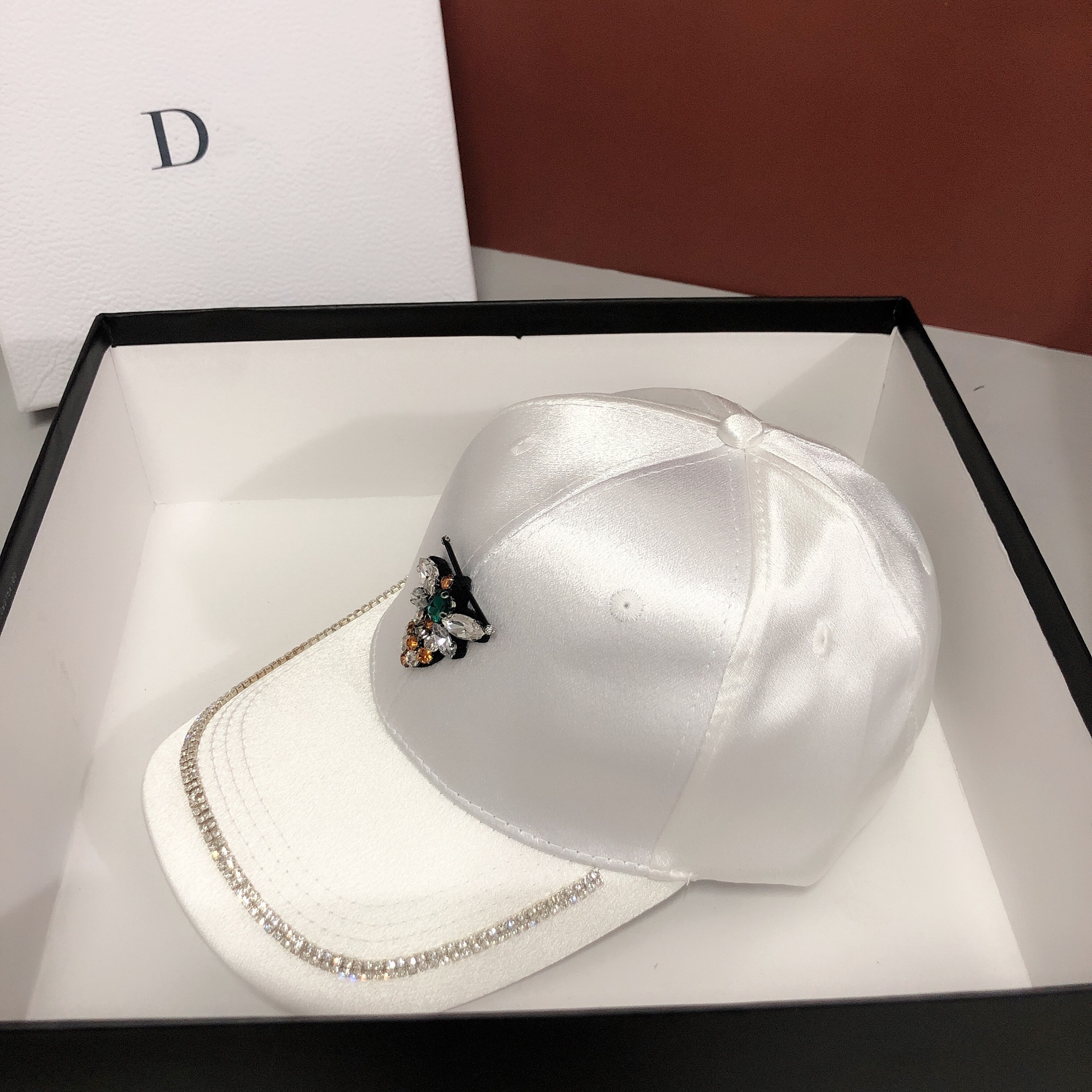 Damen Baseball Cap Aus Satin Mit Biene Und Strassbesatz_voghion.com