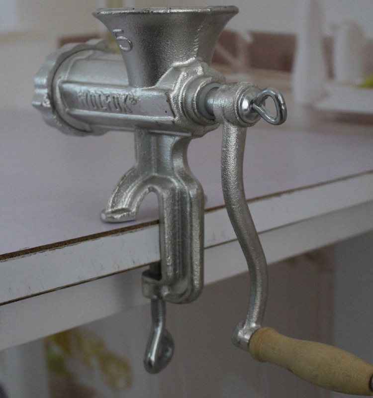 家用手动绞肉机表面喷漆