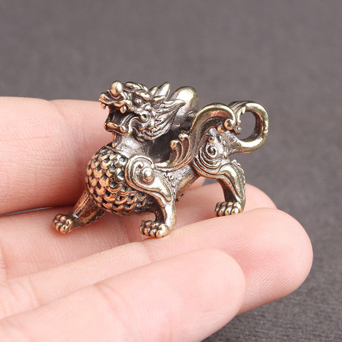 Brass aged Feitian Qilin car keychain pendant to attract wealth and auspicious beast creative pendant stall small copperware wholesale