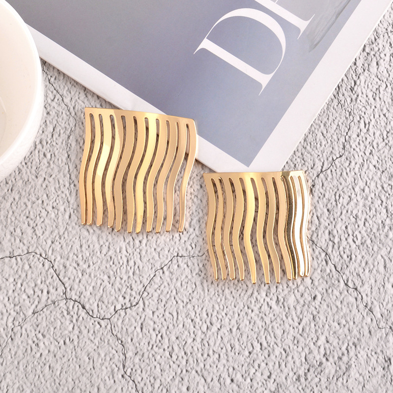 Korean Simple Fashion Streamline Metal Hair Comb Clip display picture 4