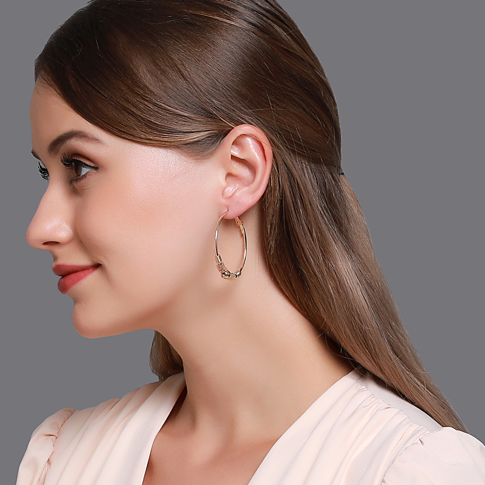 New Earrings Temperament Simple Geometric Hollow Circle Earrings Ear Buckle Winding Beaded Earrings Wholesale Nihaojewelry display picture 2