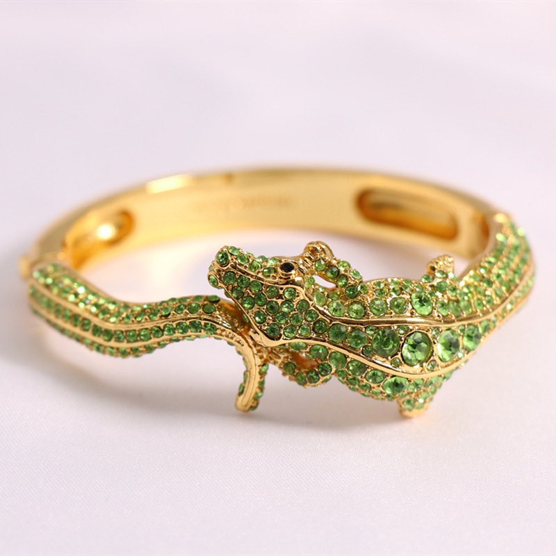 European and American fashion jewelry full diamond animal aquatic products full diamond green lizard crocodile stud earrings bracelet ring necklace suit European and American fashion jewelry full diamond animal aquatic products full diamond green lizard crocodile stud earrings bracelet ring necklace suit