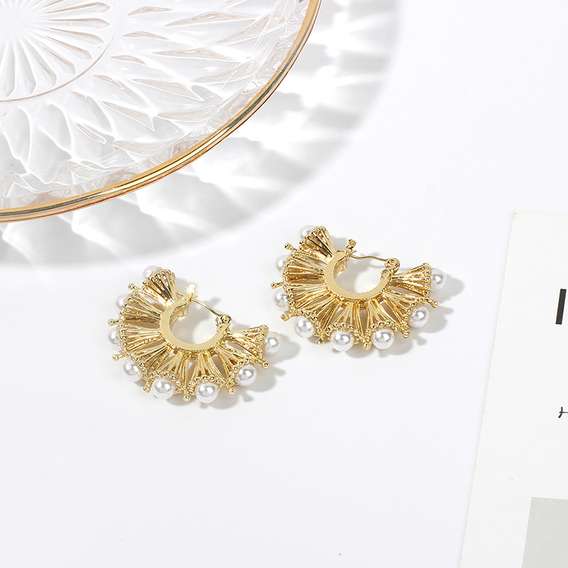 Exaggerated Niche Fan-shaped Bucklow Pearl Retro Golden Earrings For Women Nihaojewelry display picture 4