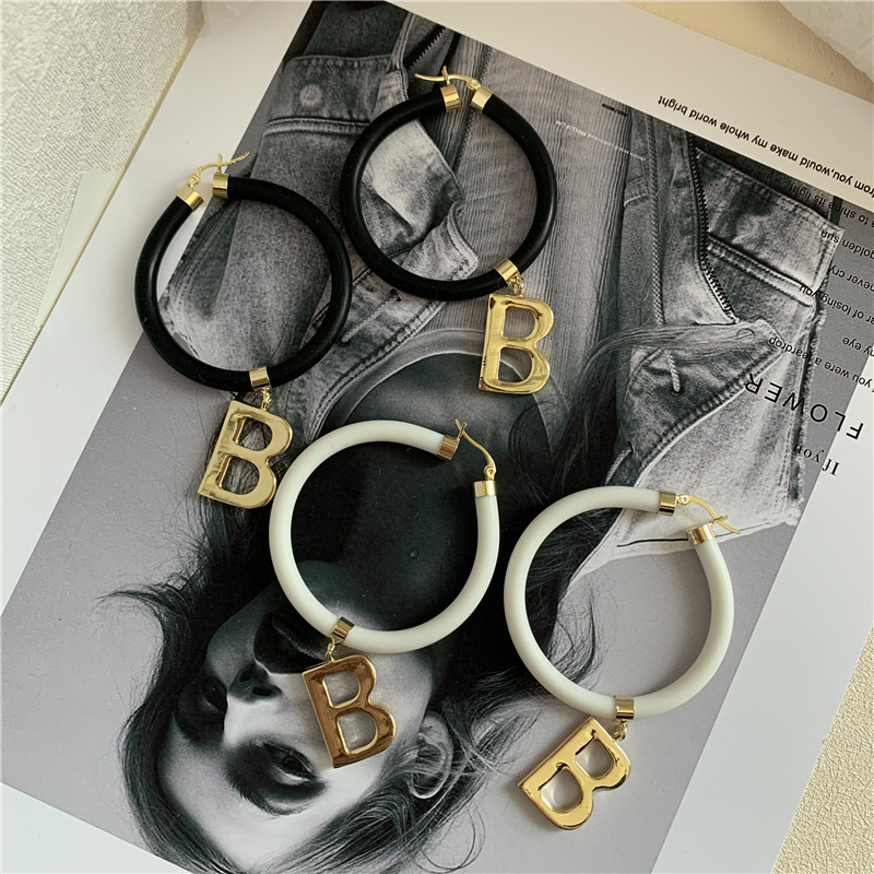 Corée Le Nouveau Noir Et Blanc En Cuir Corde Anneau B Lettre Pendentif Tour De Cou Collier Bague Boucles D'oreilles En Gros Nihaojewelry display picture 8