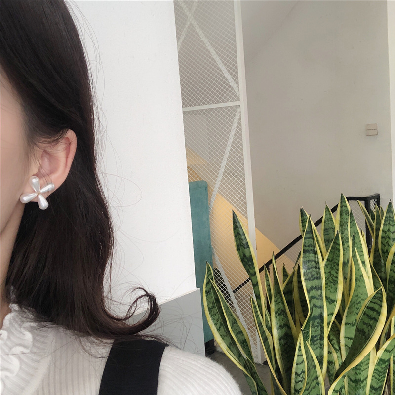 2020 Neue Trend Ige Koreanische Süße, Einfache Und Niedliche Vier Blättrige Blumen Ohrringe Weibliche All-match-temperament-perlen Ohrringe display picture 6
