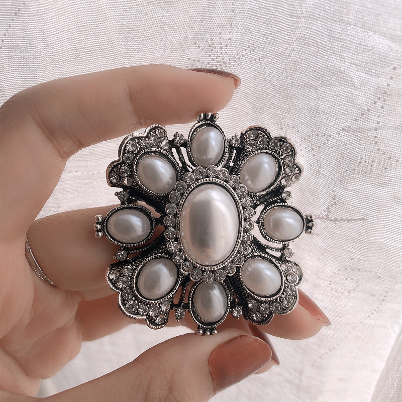 Retro Geometric Alloy Plating Inlay Artificial Pearls Unisex Brooches display picture 1