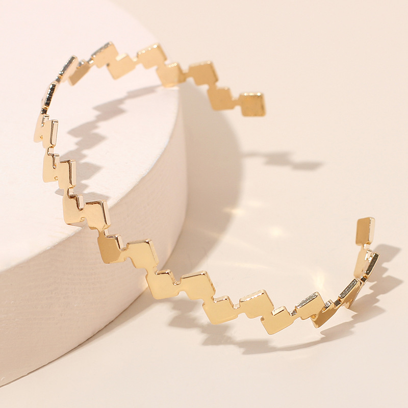 Roman Numeral Open Bracelet Fashion Style Women's Gold Hollow Geometric Irregular Bracelet Jewelry Wholesale Nihaojewelry display picture 33