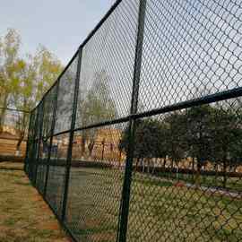 开封球场隔离网厂家直销 篮球场围栏网 体育场勾花网栏定做带安装