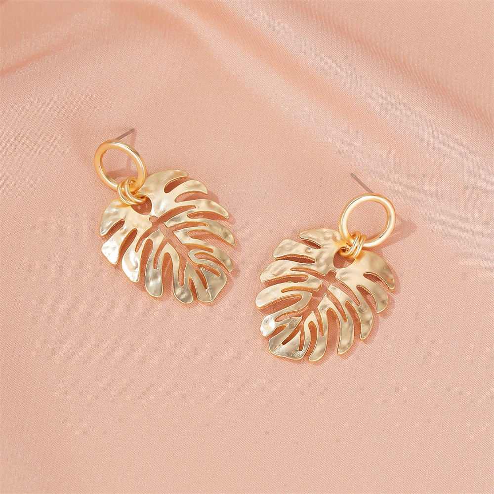 Fashion Metal Banana Leaf Earrings Cold Temperament Retro Leaf Earrings Hot Earrings Wholesale display picture 9