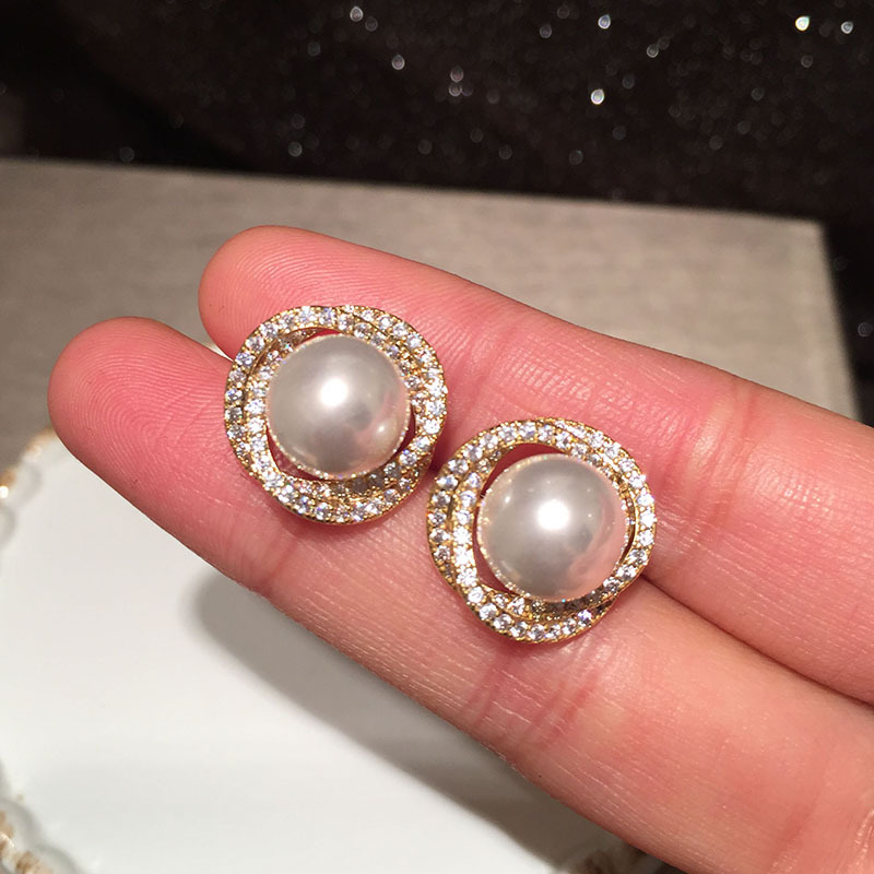 Pearl Simple Retro Earrings display picture 3