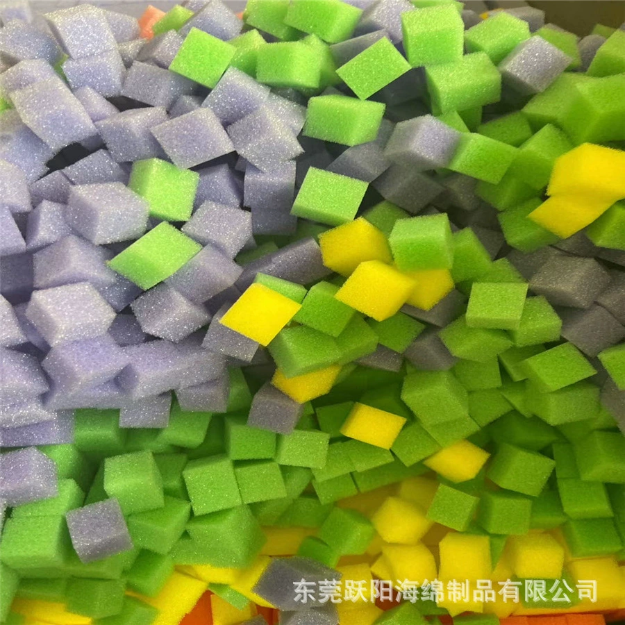 Производители поставляют специальную форму чистящей губки для ванны, цветные мелкие квадратные огнестойкие частицы пены Чистящая губка