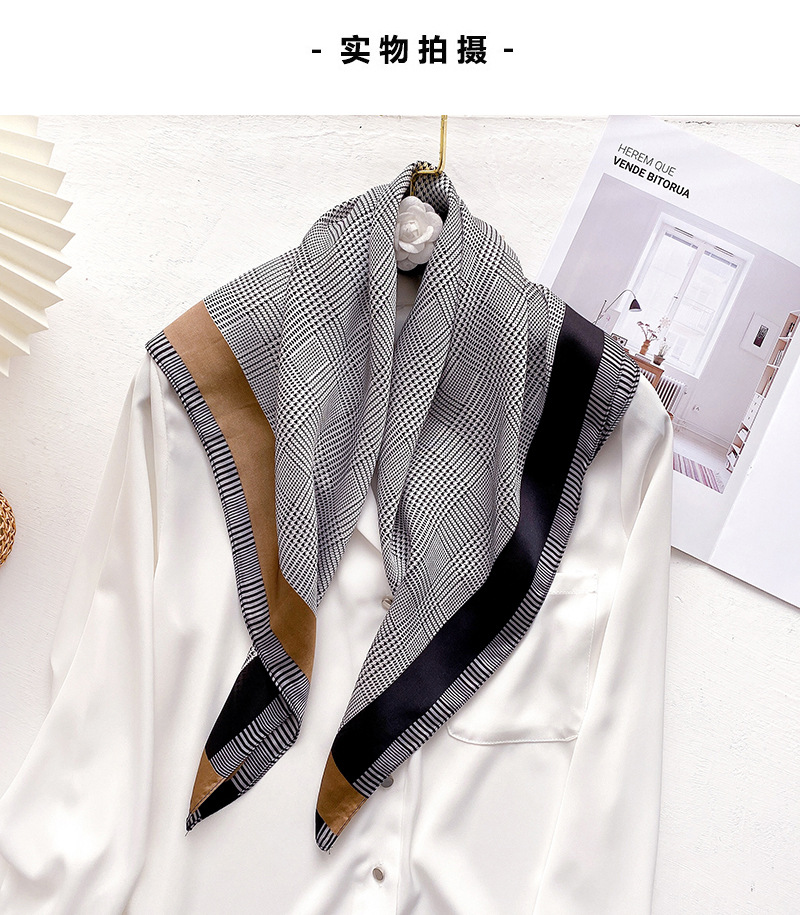 Foulard En Soie Avec Impression De Lettre De Mode display picture 13