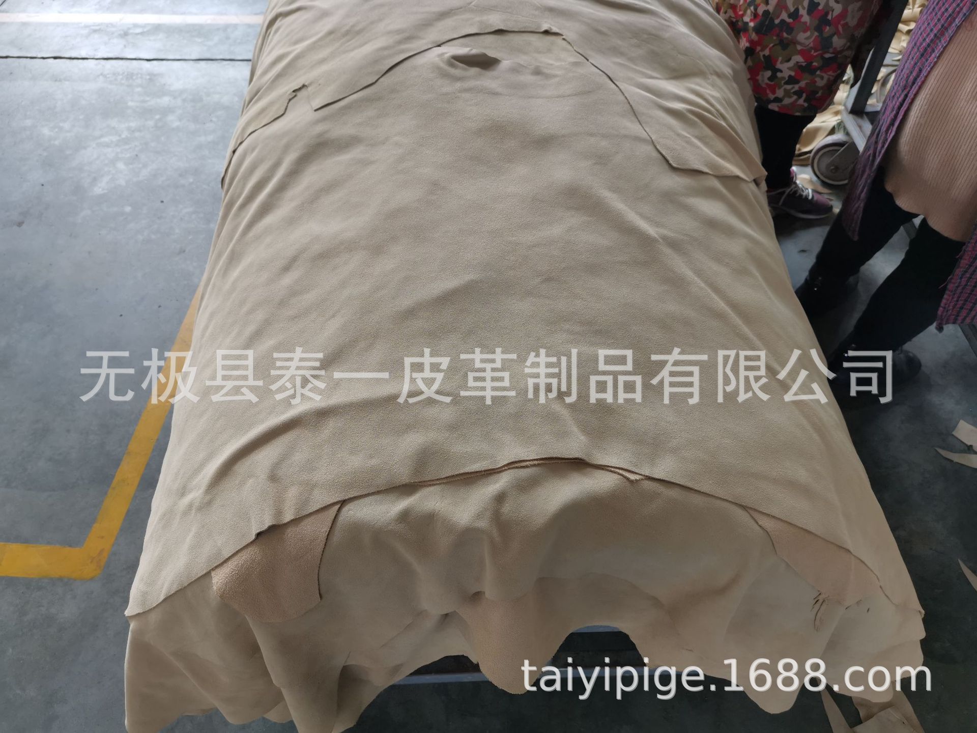 浅卡其色小张牛皮绒面皮，厚度1.2-1.4，可做儿童鞋，包包配件