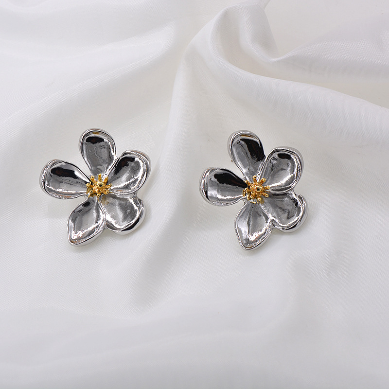 New Fashion Five-leaf Petal Earrings Wholesale display picture 6