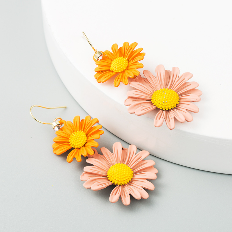 2020 Japanische Und Koreanische Neue Einfache Kleine Gänseblümchen Ohrringe Kontrast Farbe Legierung Blumen Ohrringe Süße Kleine Frische Und Vielseitige Ohrringe display picture 5
