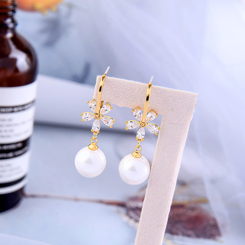 S925 Silver Fashion Flower Pearl Earrings display picture 2