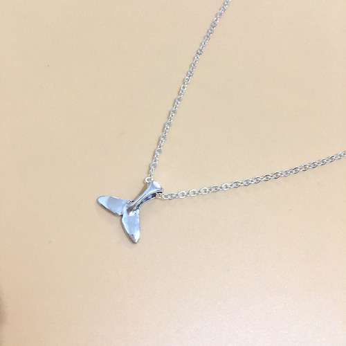 Amazon best selling fish tail glossy pendant necklace simple and cute mermaid dolphin tail clavicle chain direct sale