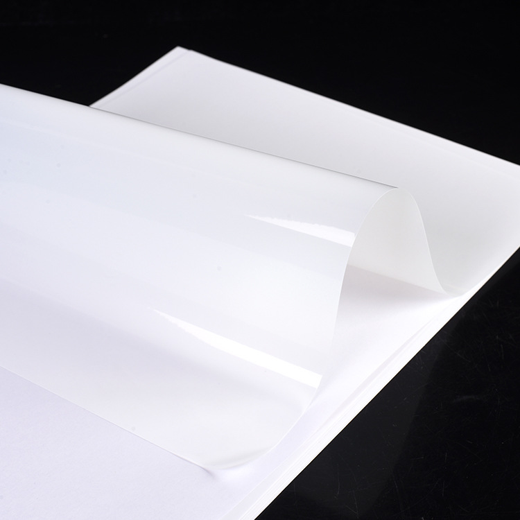 Amazon en stock PP brillante autoadhesivo láser de inyección de tinta de papel autoadhesivo impermeable PP sub-superficie de papel sintético