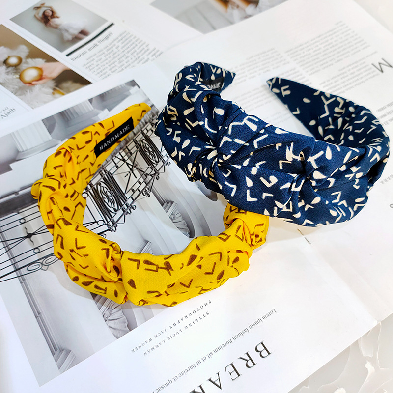 Korean Simple Wide-brimmed Letter Fold Headband High-end Retro Fabric Floral Headband Fashion Wholesale Nihaojewelry display picture 4