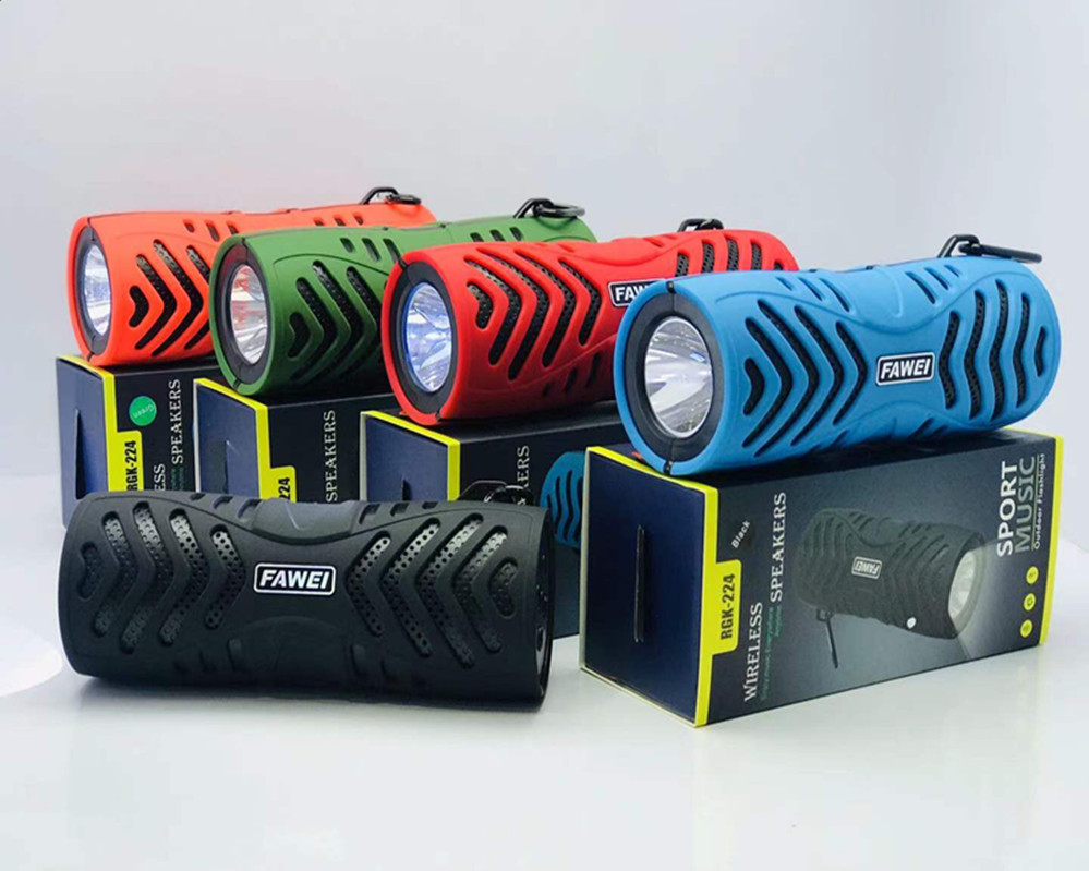 Altavoz portátil Bluetooth con subwoofer y linterna integrada.