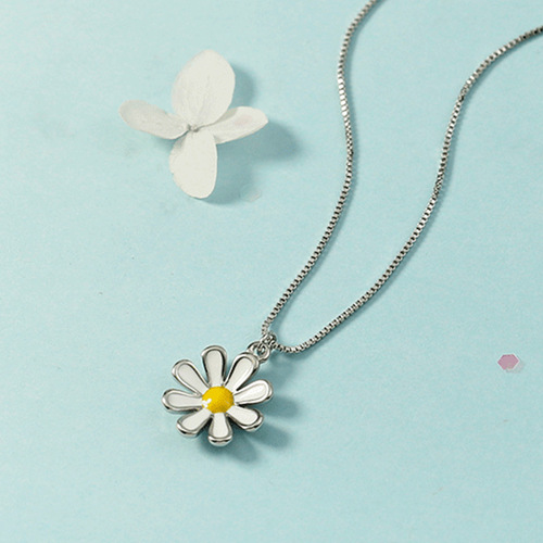 Korean Fashion Oil Drop Small Daisy Pendant Women's Sweet Jewelry Gift Necklace Clamboy Chain Niche Design Gift Girlfriend