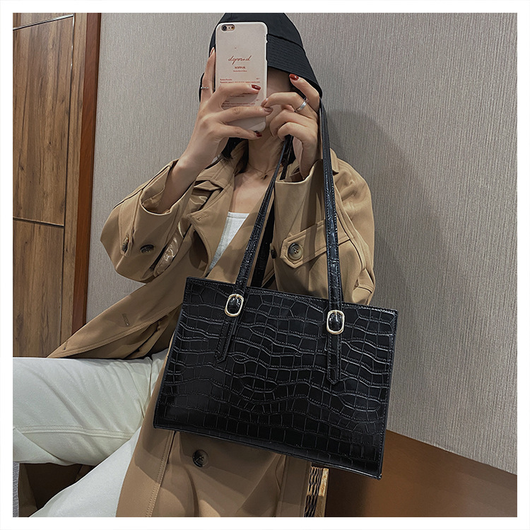 New Trendy Korean  One-shoulder Big Crocodile Pattern Portable Tote Bag display picture 4