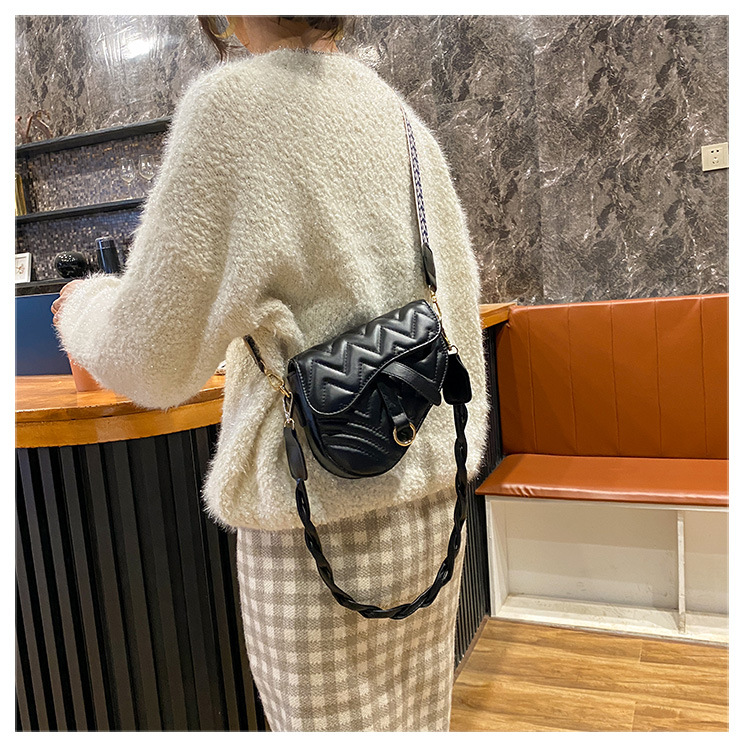 French  Popular New Trendy Korean  Diamond Texture Shoulder Crossbody Saddle Bag display picture 11