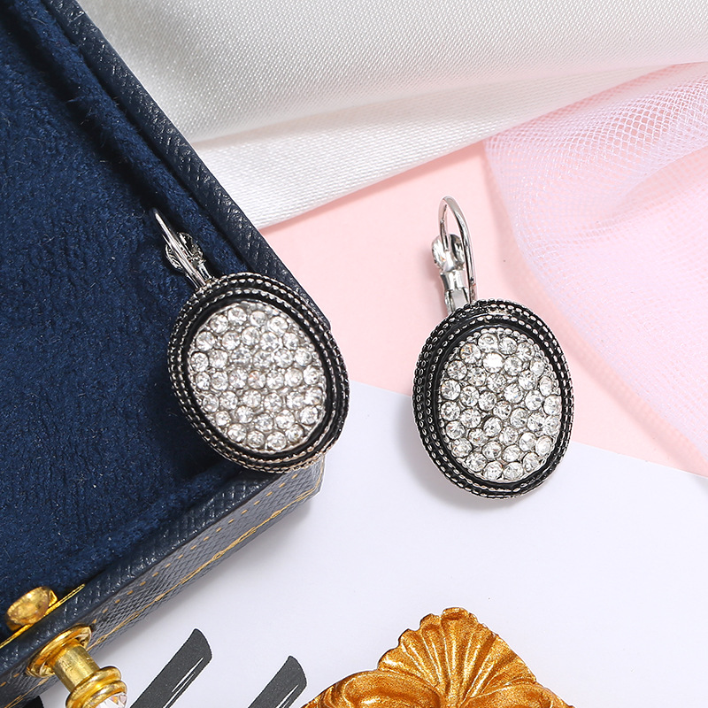 Européen Et Américain Nouveau Mode Ovale Diamant Géométrique Boucles D'oreilles Élégant Rétro Minimalisme Tous-match Style Bohème Boucles D'oreilles display picture 6