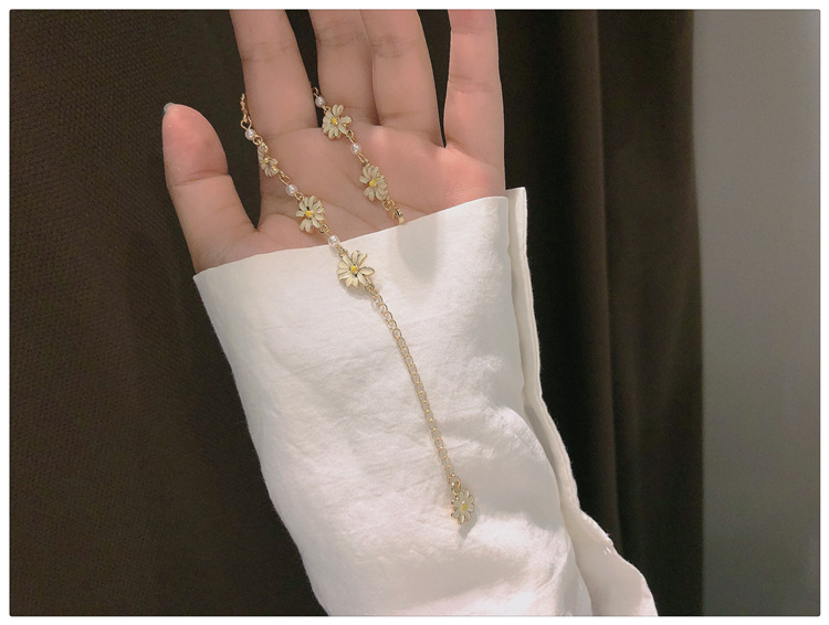 Wholesale of Japanese and Korean fresh sunflower bracelets for women, small daisies, simple ins accessories, the same style as Internet celebrities, factory direct sales pic 21