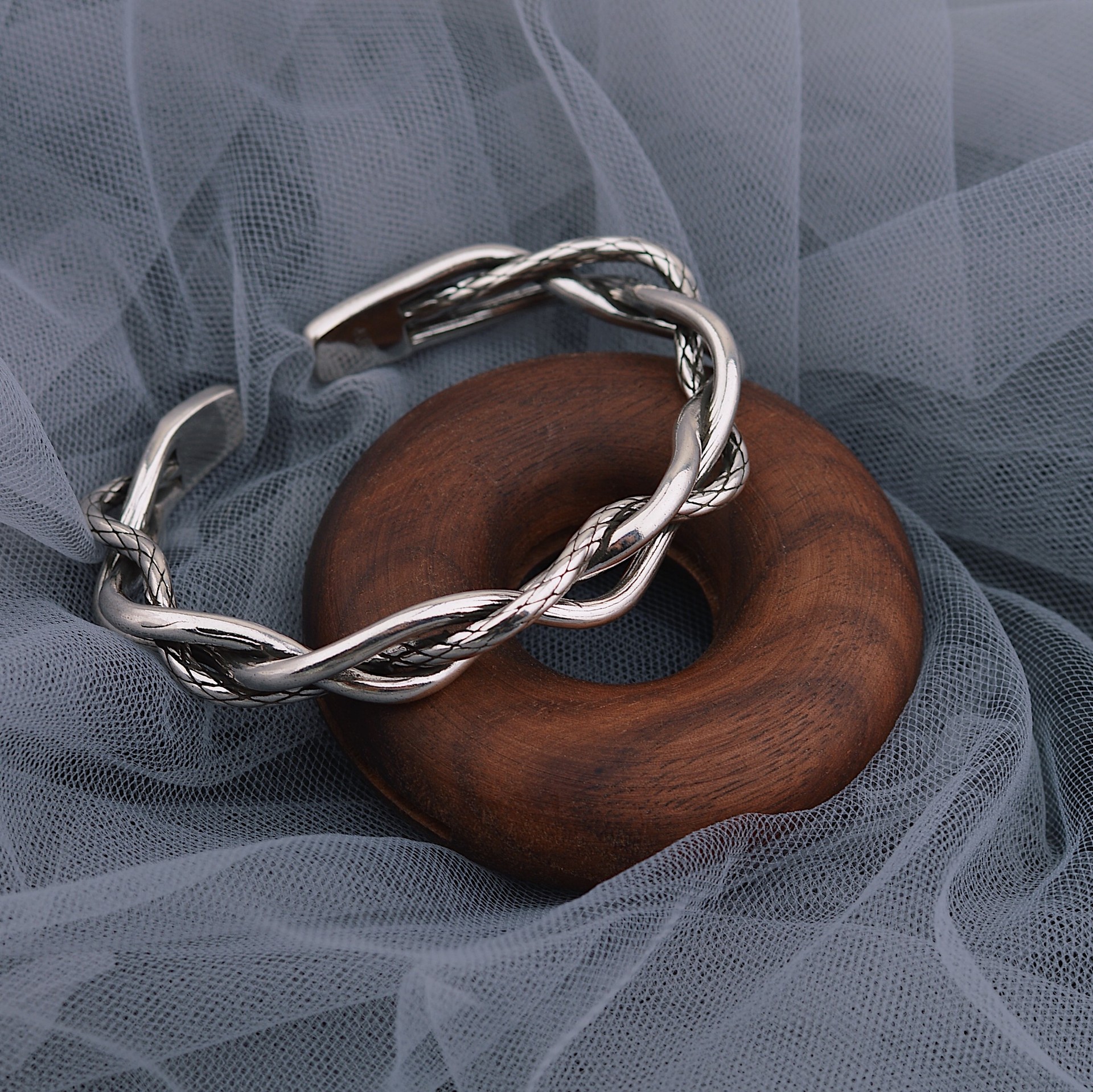 2023 nuevo estilo coreano tailandés plata retro pulsera de giro de tres hilos simple luz de lujo angustiado todo partido pulsera abierta para las mujeres