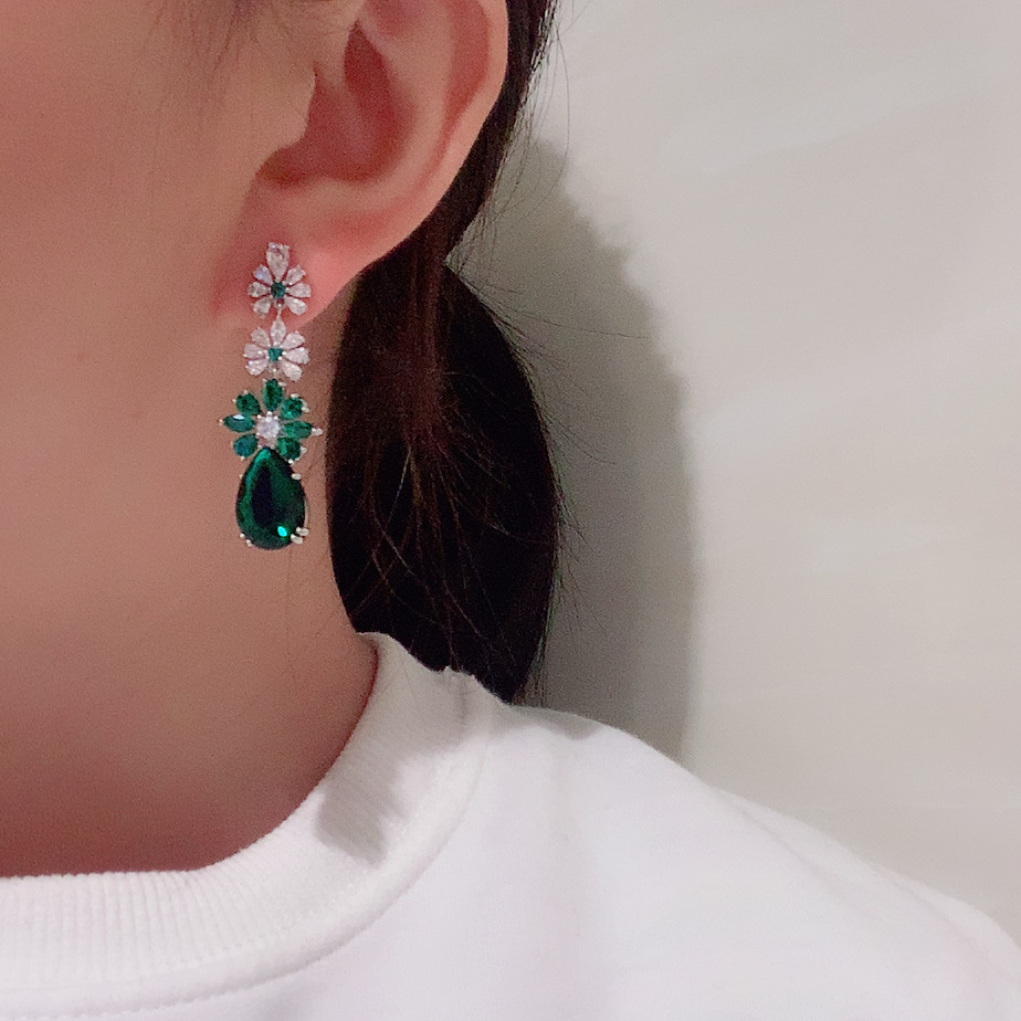 Retro Emerald Drop Long Tassel Earrings display picture 1