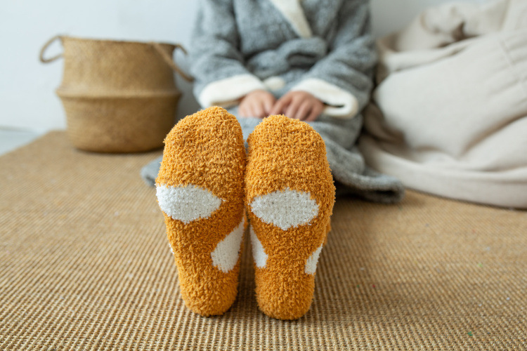 Calcetines de lana de coral de felpa Calcetines de mujer Calcetines de invierno para dormir Calcetines de piso de casa de lana para mujer NSFN4062