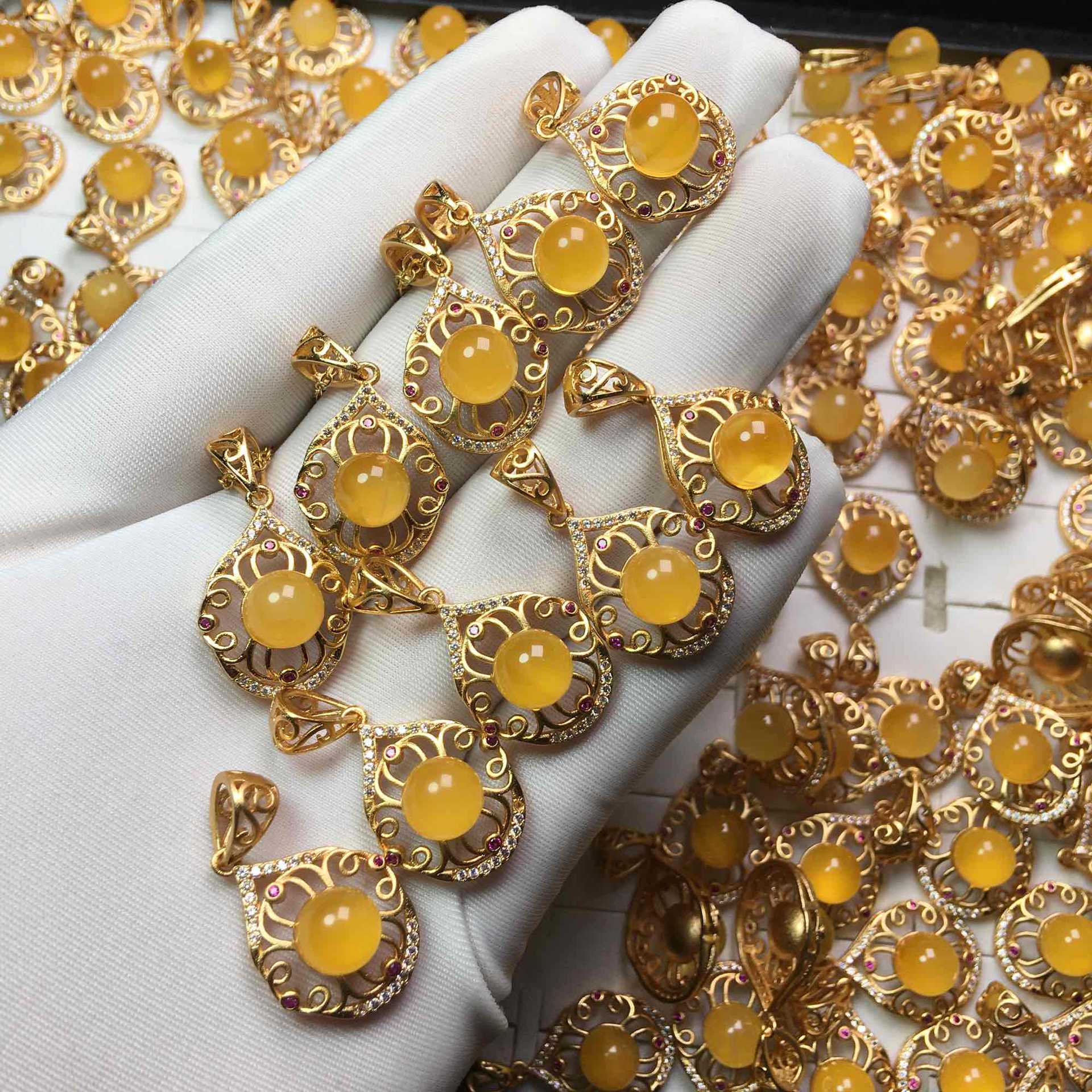 天然蜜蜡吊坠 古法金镶嵌项链吊坠女款琥珀鎏金转运珠吊坠 招代理