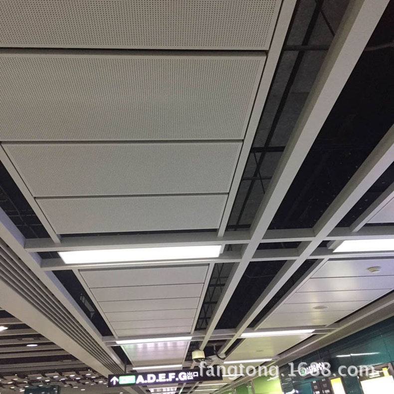 氟碳铝板吊顶效果图 健身房弧形铝板天花安装 广东异形铝单板厂家