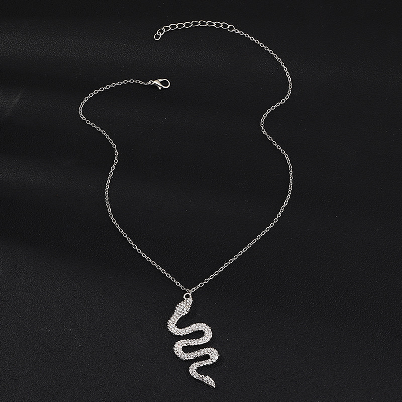 Accessoires Mode Serpent Pendentif Collier En Métal Diamant Pliage Serpent Bijoux En Gros Nihaojewelry display picture 13