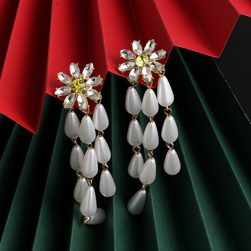 New Fashion Flower Pearl Drop Earrings For Women Wholesale display picture 5