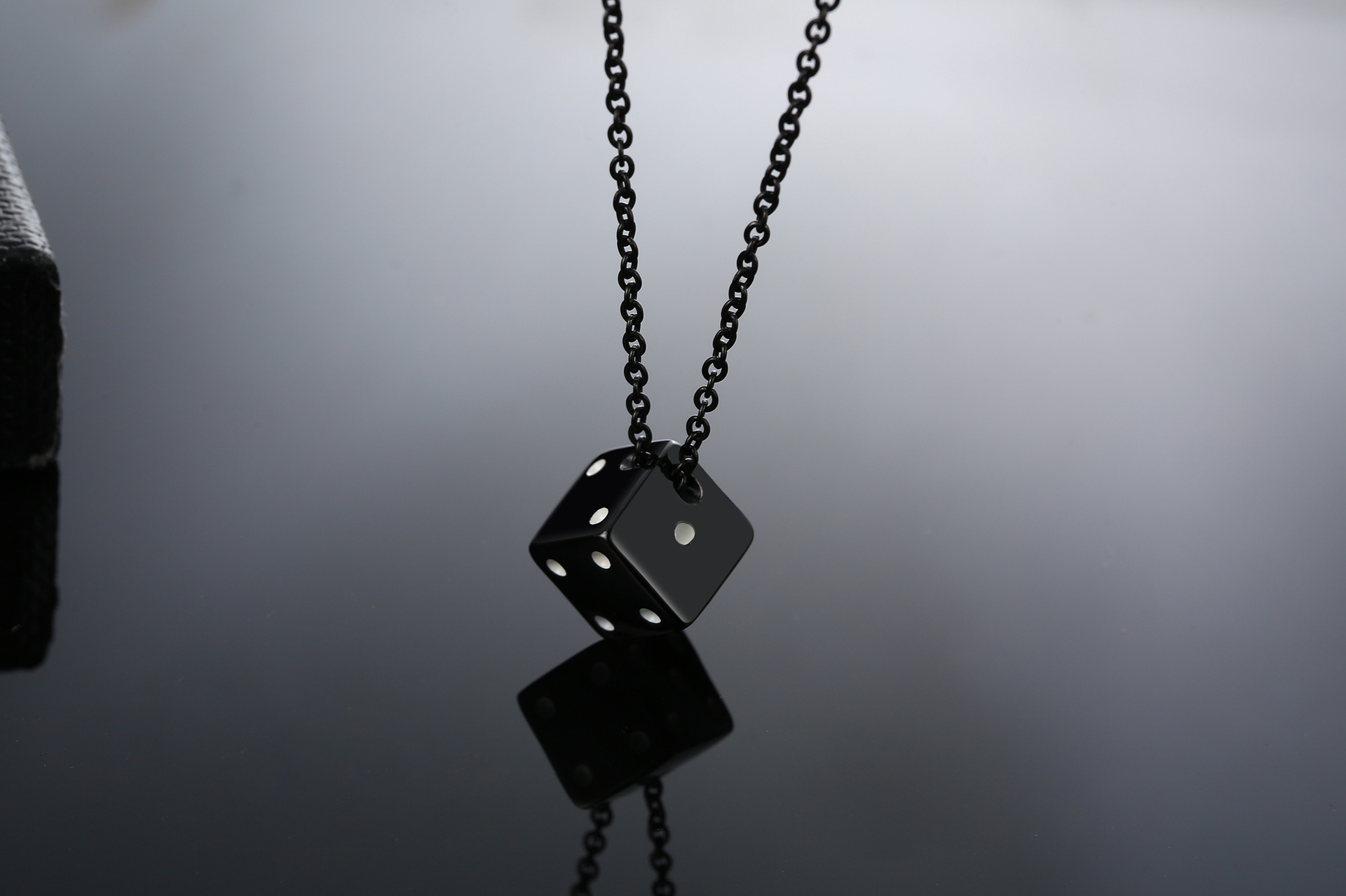 Simple Style Dice Stainless Steel Plating Pendant Necklace display picture 4