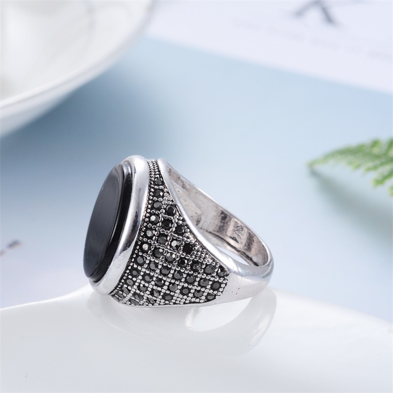 New Ring Retro Full Diamond Black Gemstone Ring Exaggerated Gemstone Ring Round Index Finger Ring Wholesale Niihaojewelry display picture 4