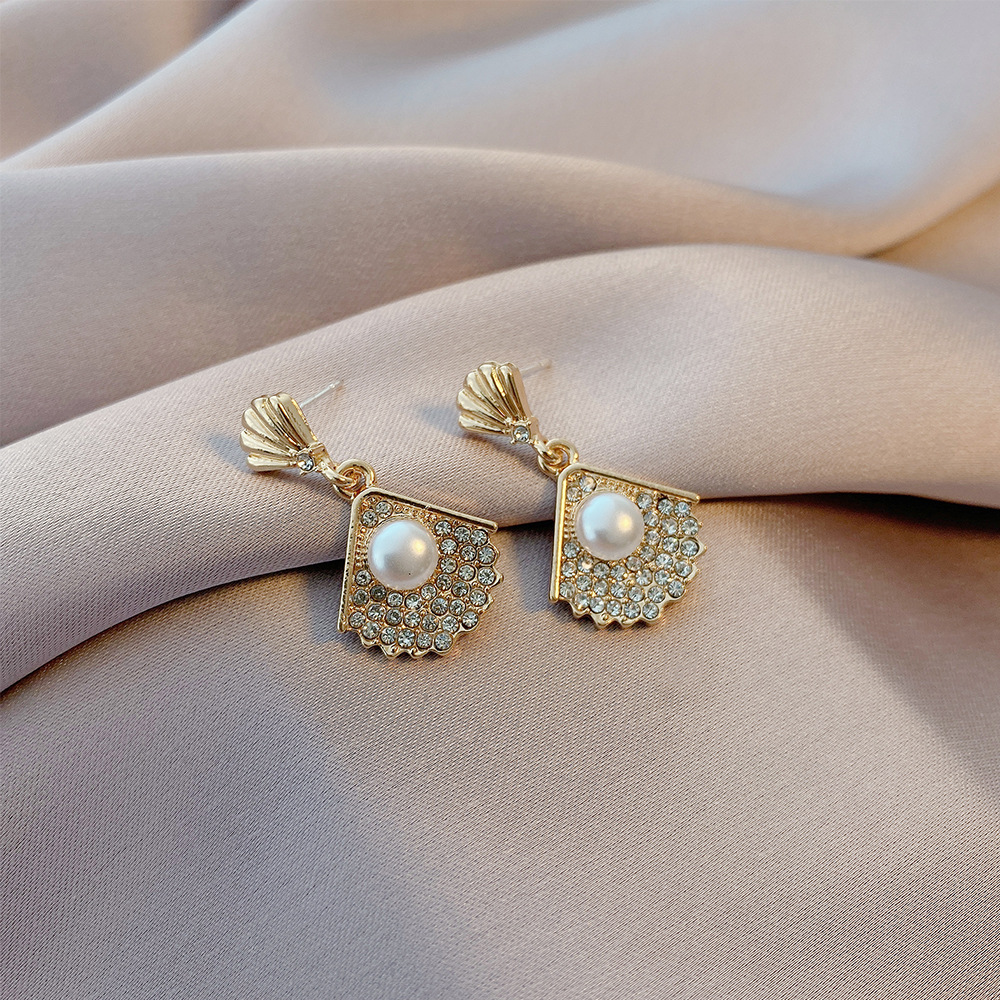 Diamond Tassel Pearl Moon Fishtail Earrings display picture 6