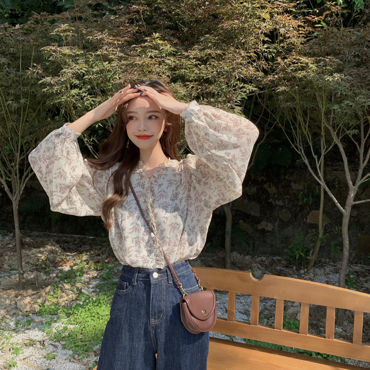 The 2022 new style of Korean-style, gentle and stylish floral chiffon sweater for women, long-sleeved base layer and puffed sleeve top pic 3