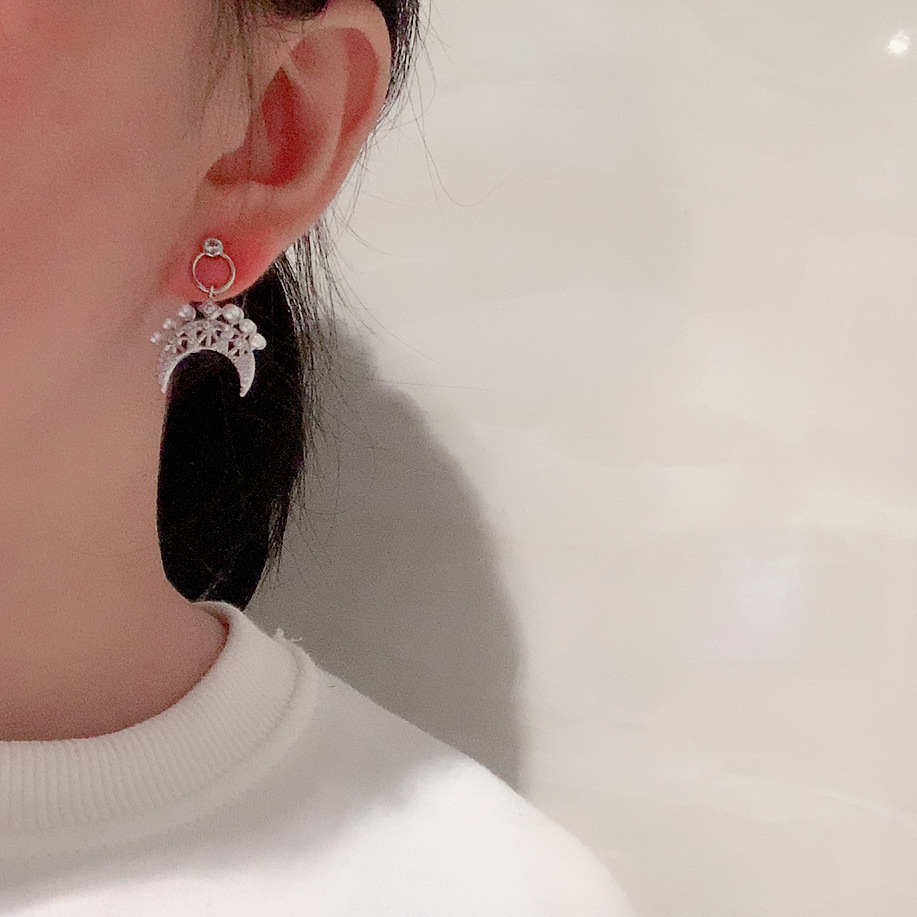 Hollow Moon Creative Pearl Earrings display picture 1