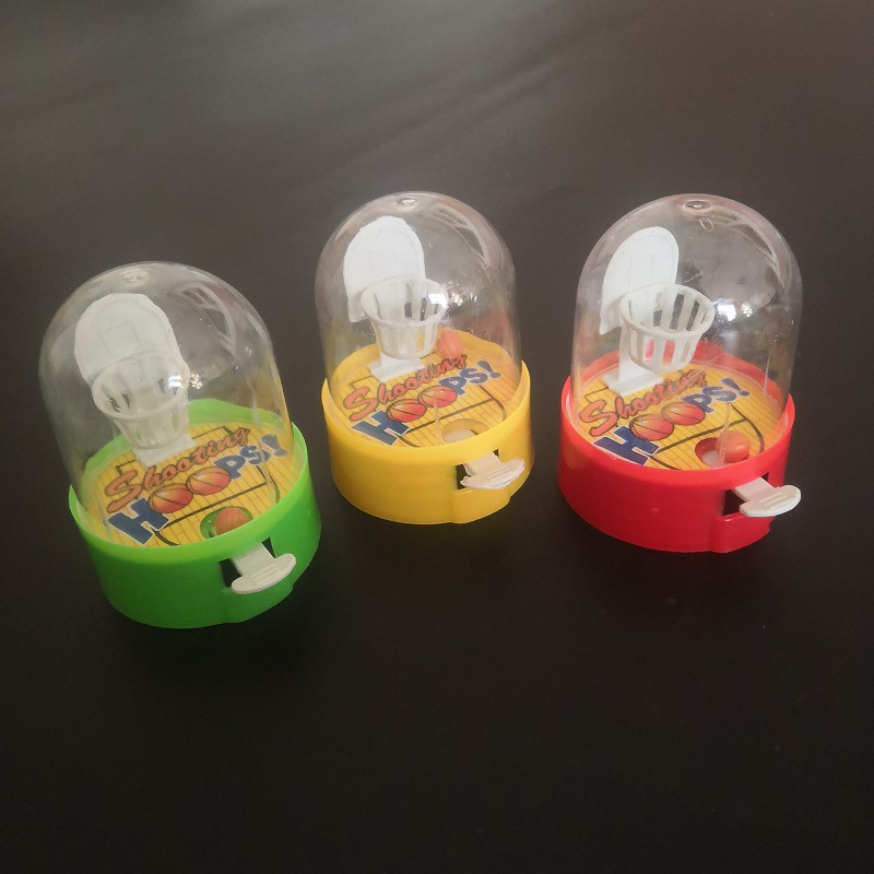 Las pequeñas actividades de microempresas empujan el código de escaneo para enviar regalos debajo de la línea roja en línea, regalos prácticos, pequeños drenadores, artefactos creativos