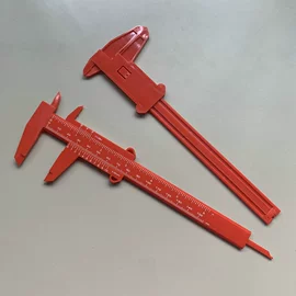 塑料盒;裁纸刀;医药箱